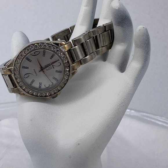 NY and C Lady Watch 3 oz Round Face With Rhinestones Stainless Band 8 inches - Picture 2 of 6